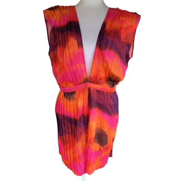 Pretty Little Things Pink Wave Print Pleated Shoulder Plunge Romper Size 12 NWT - Picture 3 of 9